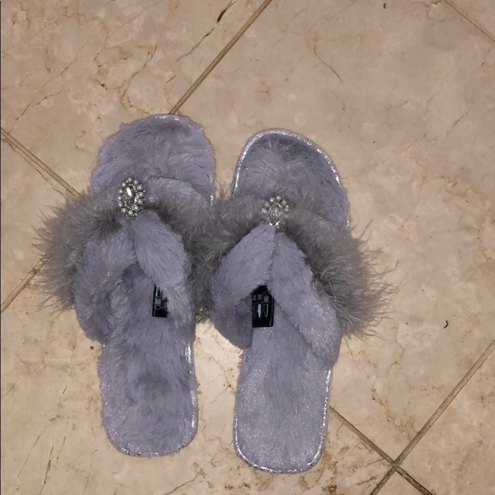 Never worn, classy fur slippers🤗